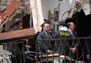 الملك محمد السادس لدى تفقده موقع انفجار مراكش 	رويترز﻿