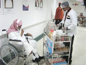 تقديم الوجبات الغذائية لمراجعي العيادات الخارجية في مركز حسين مكي جمعة ﻿