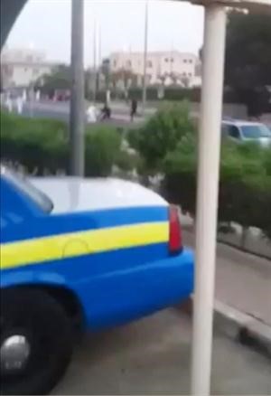 احد رجال القوات الخاصة يحاول سحب الشوزن من المواطن قبل انتحاره﻿