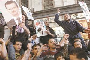 سوريون مؤيدون للاسد تظاهروا في الحميدية تزامنا مع جولة مراسلي وسائل الاعلام امس افپ
