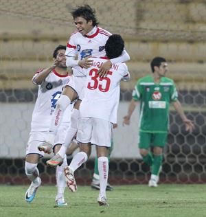 البرازيلي روجيرو محمولا من زملائه بعد الهدف الاول	الازرق دوت كوم﻿