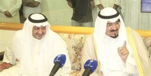 وزير الاعلام الشيخ احمد العبدالله مع وكيل الاذاعة محمد العواش﻿
