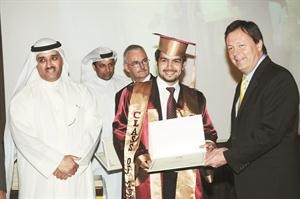 فرانك بيكر مكرما احد الخريجين انور الكندري
