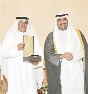سالم العويد الابراهيم مكرما من الشيخ احمد الفهد﻿