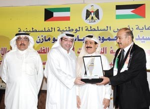 درع تكريمية لرئيس التحرير الزميل يوسف خالد المرزوق﻿