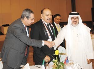 مستشار الادارة العامة يوسف عبدالرحمن يصافح احد المدعوين وبجواره درويش عبدالنبي﻿
