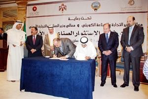 خالد العبدالغني يوقع الاتفاقية مع عضو غرفة صناعة الاردن عدنان غيث﻿