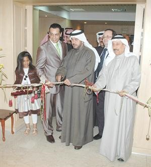 علي الدقباسي مفتتحا احد معارض الفنان عبدالله الزيد﻿