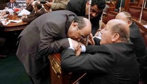 صورة مصطفى الفقي كما انتشرت على الفيس بوك وهو يقبل يد احمد المغربي﻿