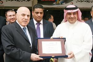 درع تذكارية للدكتور مطر المطيري﻿