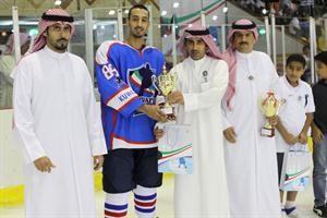 فهيد العجمي يسلم جائزة افضل لاعب بمباراة الكويت وهونغ كونغ لعبدالعزيز الشتيل﻿