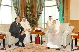 صاحب السمو الامير مستقبلا السفير الهندي﻿