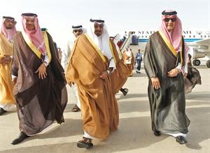 الشيخ د محمد الصباح متوسطا الامير سعود الفيصل وامين عام مجلس التعاون عبداللطيف الزياني	 رويترز﻿