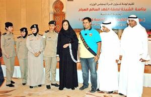 الشيخة لطيفة الفهد متوسطة عددا من المشاركين والمشاركات في الورشة﻿