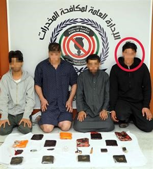 السجين الهارب اقصى اليمين ويبدو شركاؤه في الاتجار بالمخدرات والحشيش المضبوط﻿