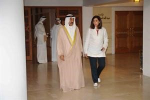الرئيس الخرافي اثناء خروجه من مكتبه وبرفقته درولا دشتي