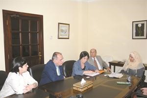 الفريق الطبي يحاور الانباء في حضور السفير الكوبي انور الكندري