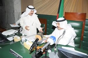 زيد العازمي في حوار مع ماحمد الصبيح خلال الجلسة
