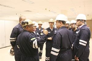 محبيب اتش مقدما شرحا للجيماز والصحافيين