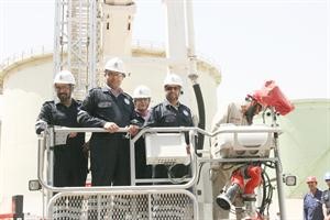 الزملاء الصحافيون لدى تفقدهم اعمال الصيانة من خلال احدى الرافعات
