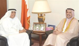 السفير الشيخ عزام الصباح خلال لقائه نبيل الحمر﻿