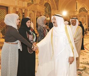 صاحب السمو مصافحا احدى المتفوقات﻿