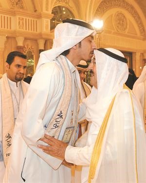 قبلة على راس صاحب السمو الامير﻿