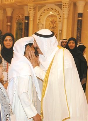 صاحب السمو مهنئا احد الطلبة المكرمين﻿
