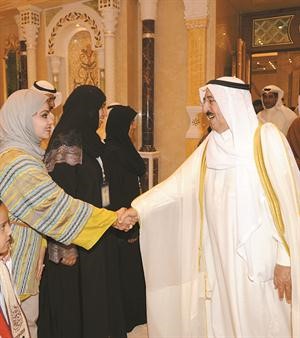صاحب السمو الامير الشيخ صباح الاحمد مصافحا احدى المتفوقات﻿