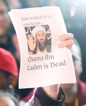 بن لادن مات على منشور يرفعه مواطن اميركي في نيويورك احتفالا بالخبر بعد اعلانه امس 	رويترز﻿