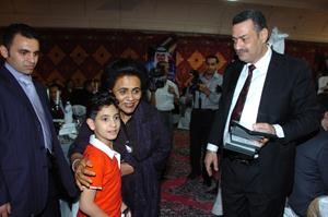 الشيخة فريحة الاحمد تهنئ احد الصغار 	قاسم باشا﻿