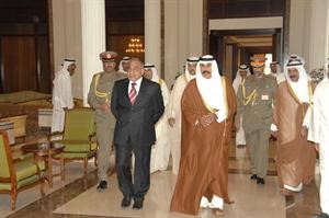 سمو ولي العهد الشيخ نواف الاحمد ونائب الرئيس العراقي خلال مادبة الغداء
