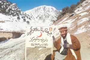 الزميل يوسف عبدالرحمن لابسا كل ملابسه من البرد الموجع وواضعا الانباء على اللوحة﻿