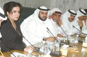 م اشواق المضف وم عبدالله العنزي ومحمد المفرج خلال مناقشة المثلث الذهبي﻿