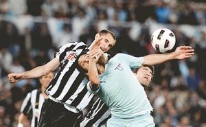 صراع على الكرة بين لاعب يوفنتوس جورجيو كليني ومهاجم لاتسيو سيرجيو فلوكاري 	افپ﻿