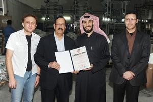 عمار الناجم مع جانب من موظفي مصنع جرين بلاستيك
