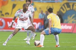مهاجم الزمالك محمود عبد الرازق شيكابالا يحاول المرور من لاعب الاسماعيلي عبدالله السعيد﻿