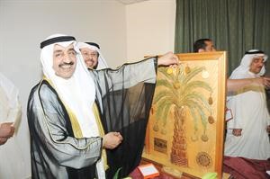 جاسم الخرافي امام لوحة بها شجرة عائلة الخرافي﻿