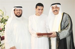 احد الفائزين يتسلم جائزته﻿