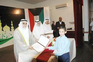 د عبدالمحسن الخرافي مكرما احد الفائزين بحضور حامد التركيت وعبدالوهاب الزمامي﻿