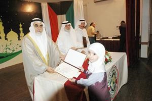 احدى الفائزات تتسلم شهادتها 	كرم ذياب﻿