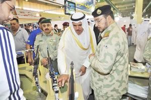 الشيخ سلمان الحمود متفقدا جناح الحرس﻿