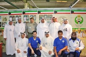الشيخ احمد الفهد في لقطة تذكارية مع القائمين على المعرض﻿