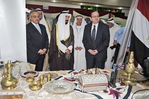 الشيخ علي الجابر ودعبدالرزاق النفيسي وجولة داخل المعرض﻿