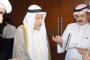 عبدالعزيز العدساني متحدثا للصحافيين﻿