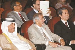 دهلال الساير وناصر الساير والسفير الياباني في مقدمة الحضور
