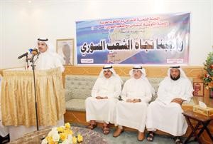 فايز النشوان متحدثا خلال الندوة وفلاح الصواع ومحمد الهاجري وناصر الشليمي يستمعون ﻿