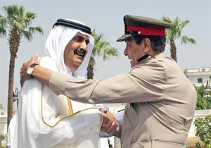 المشير محمد حسين طنطاوي مرحبا بامير قطر الشيخ حمد بن خليفة ال ثاني لدى وصوله الى القاهرة امس	 افپ﻿