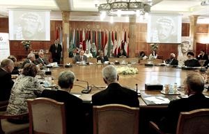 عمرو موسى متحدثا الى ناصر القدوة خلال الاجتماع الرابع لمؤسسة ياسر عرفات امس رويترز