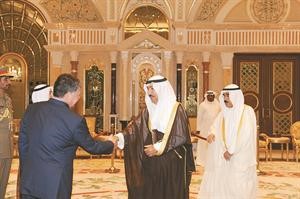 الشيخ جابر العبدالله مصافحا العاهل الاردني خلال مادبة الغداء ويبدو الشيخ فيصل السعود﻿